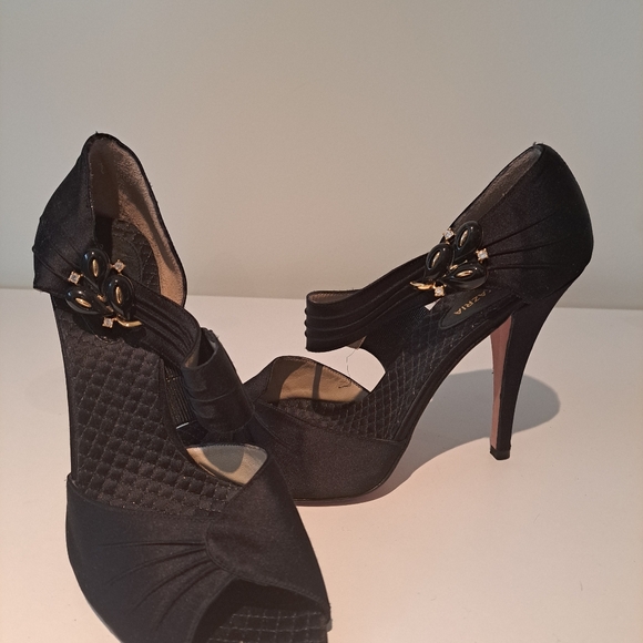 BCBG SANDALS - Picture 1 of 6